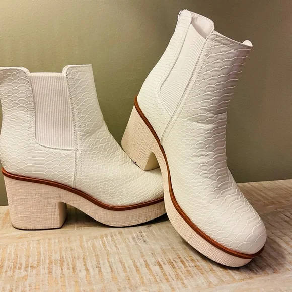 Pierre Dumas White Textured Ankle Booties - Picture 2 of 11